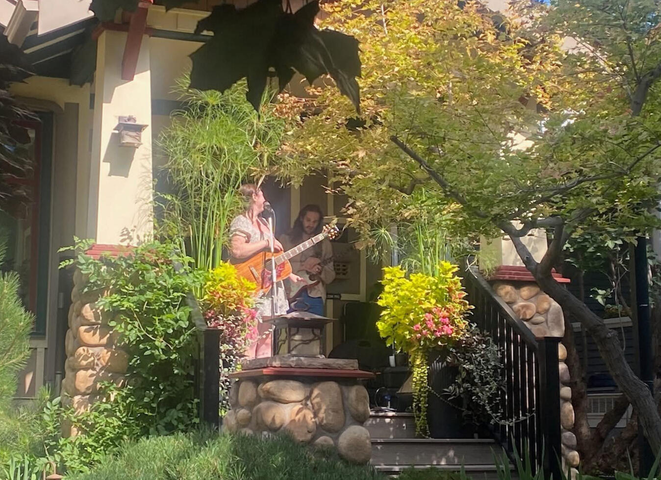 Veronica and Adam kicks Porchfest off!